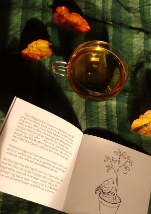 Buch mit Tee (Wintergoldhähnchen)