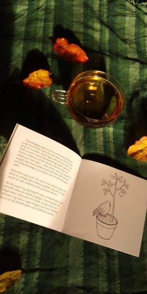 Wintergoldhähnchen-Buch mit Tee und Apfelblättern